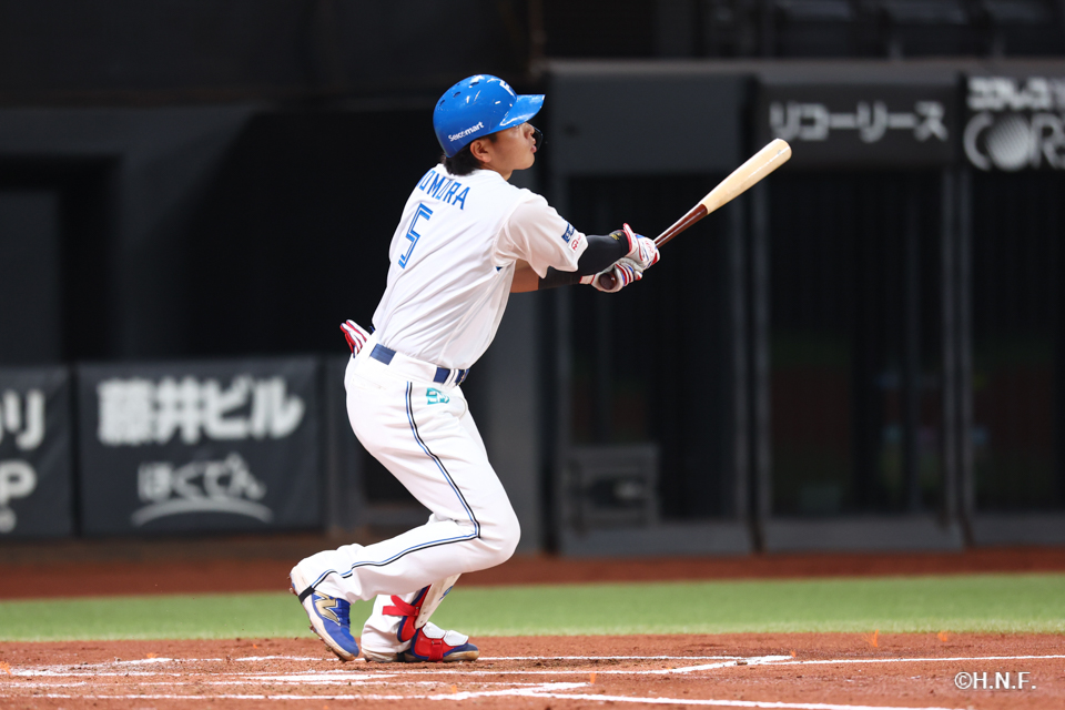 2回裏、レフトへ2ランを放つ野村選手02