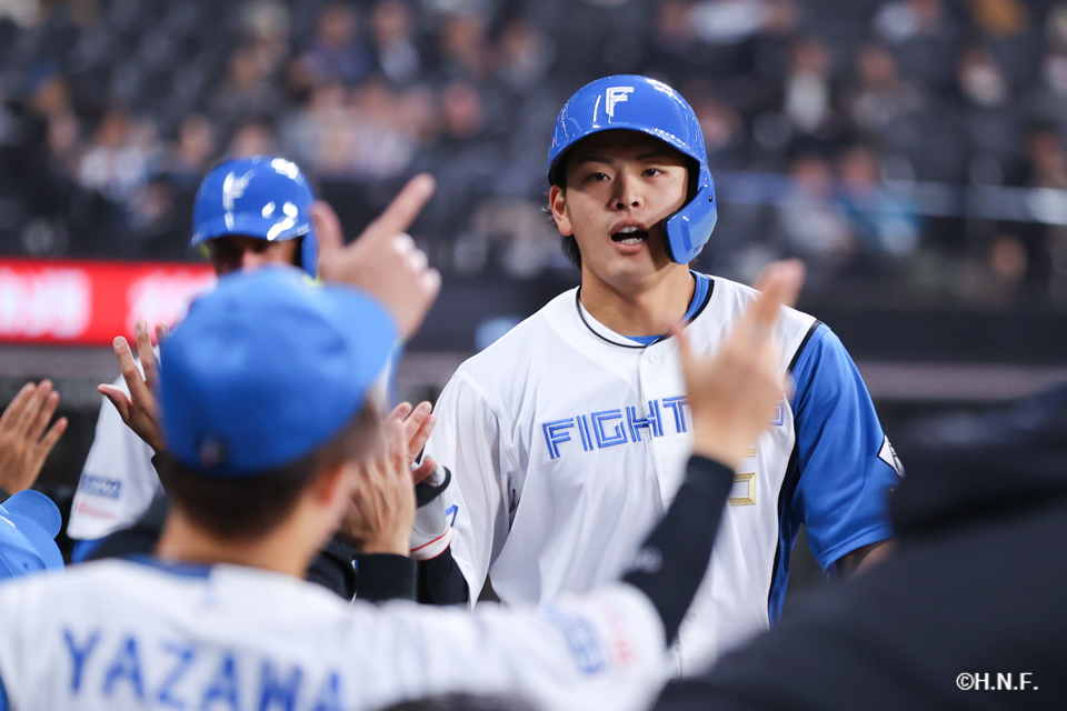 2回裏、レフトへ2ランを放つ野村選手03