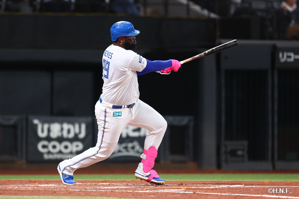 3回裏、レフトへヒットを放つレイエス選手01