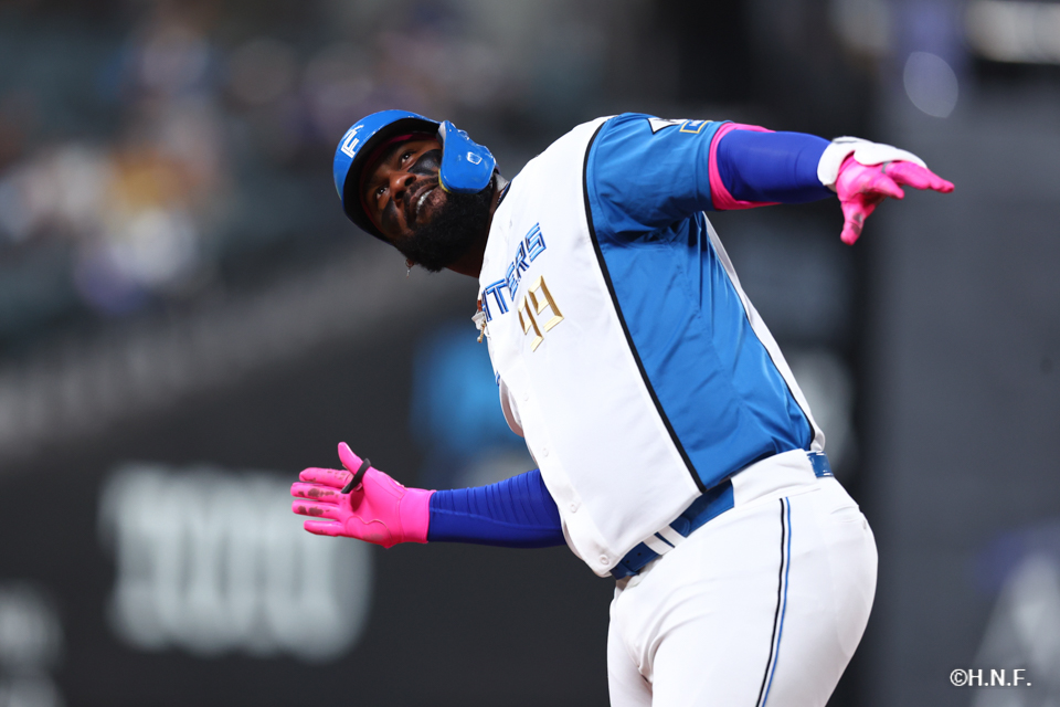 3回裏、レフトへヒットを放つレイエス選手02