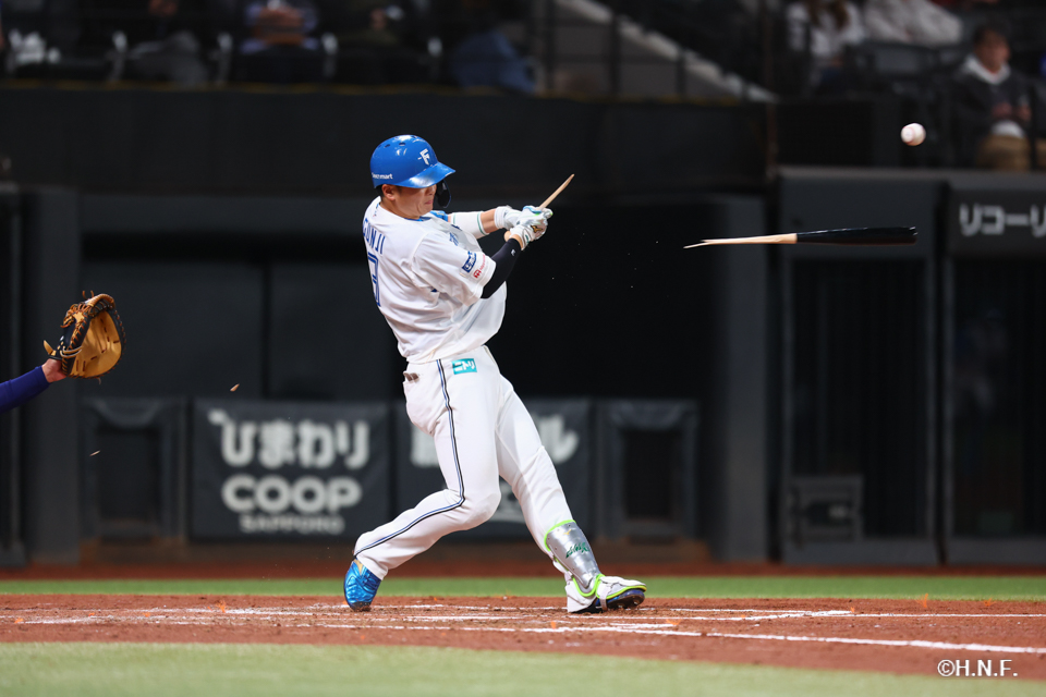 3回裏、レフトへ適時打を放つ郡司選手