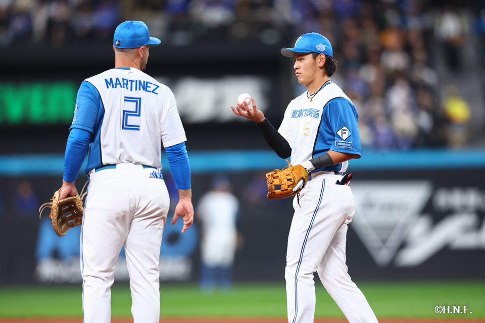 5回表を抑えたマルティネス選手と野村選手