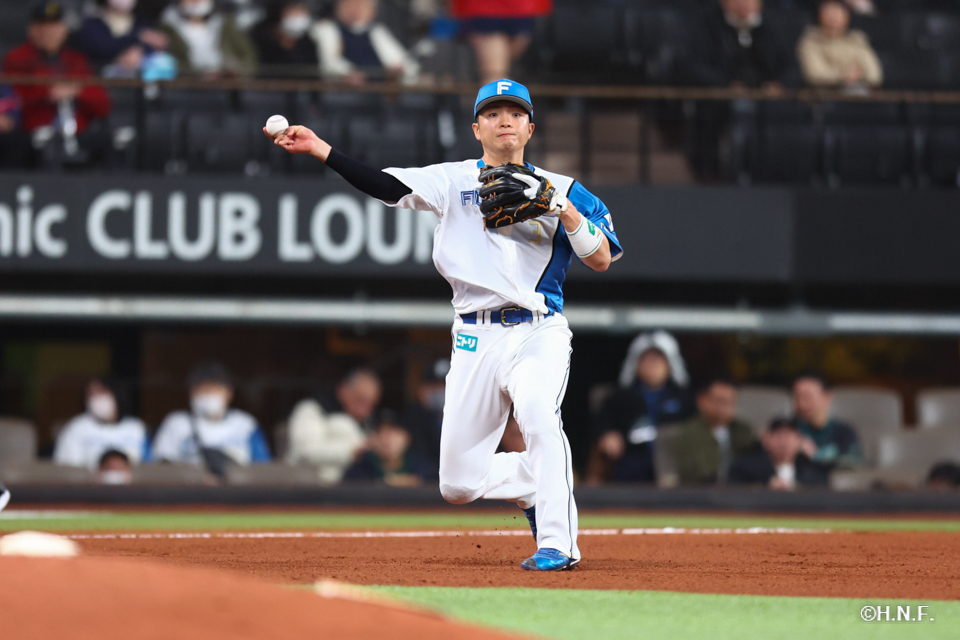 6回表、三ゴロを捌く郡司選手