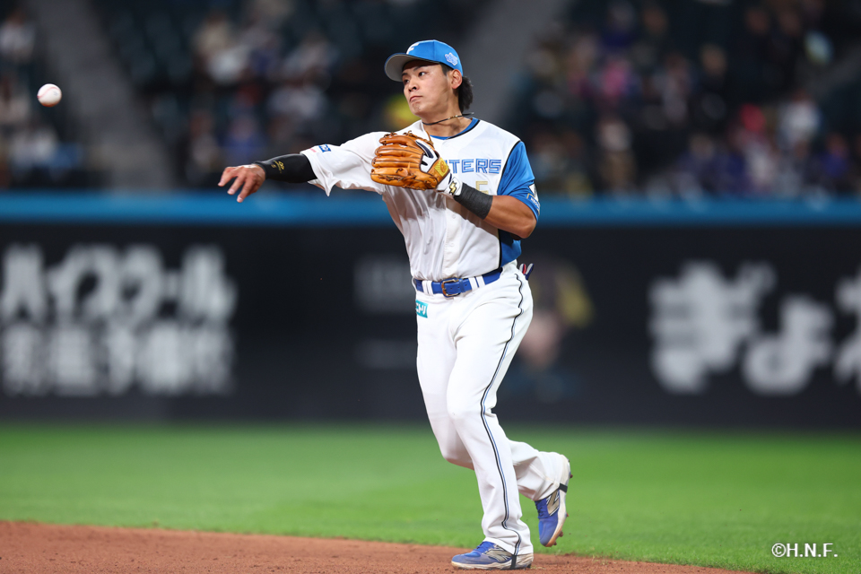 6回表、二ゴロを捌く野村選手