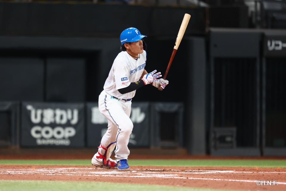 7回裏、センターへヒットを放つ野村選手01