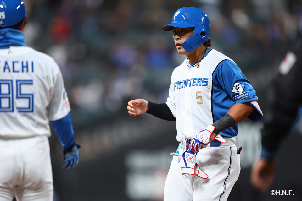 7回裏、センターへヒットを放つ野村選手02