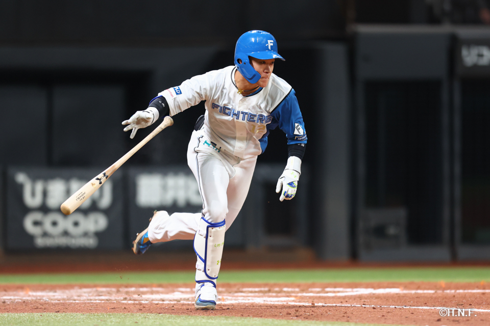 8回裏、ライトへヒットを放つ矢澤選手01