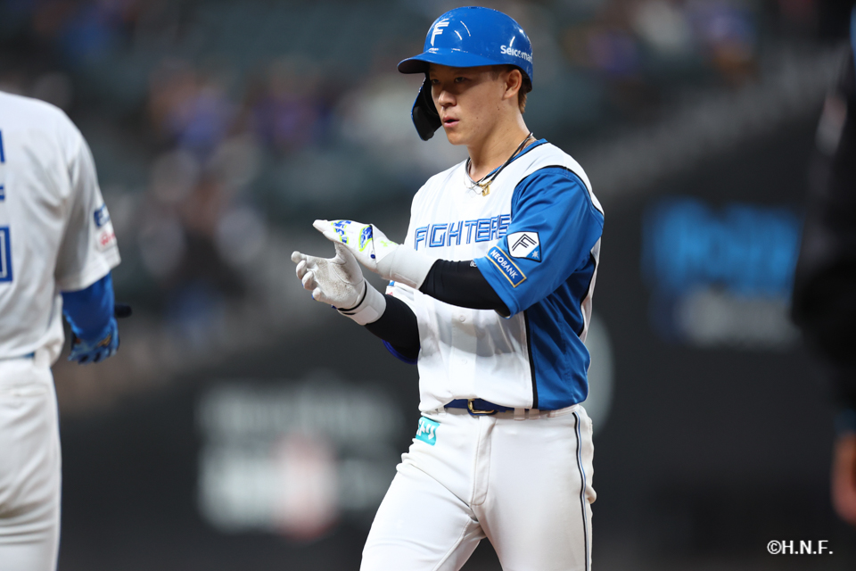 8回裏、ライトへヒットを放つ矢澤選手02