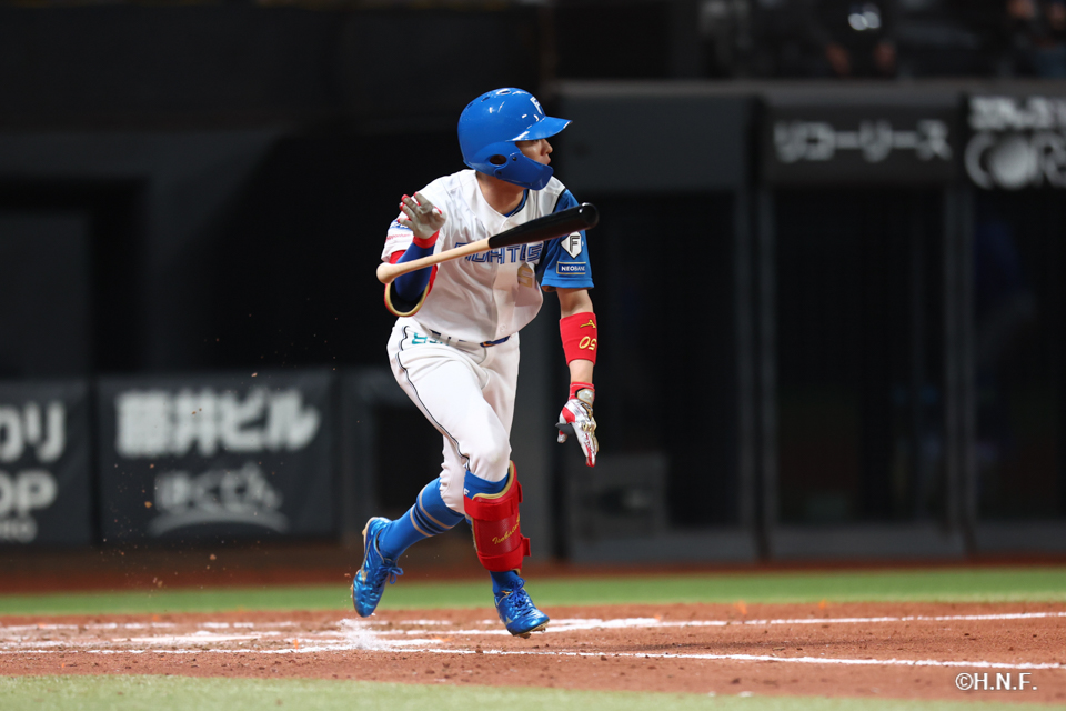 8回裏、レフトへヒットを放つ五十幡選手01