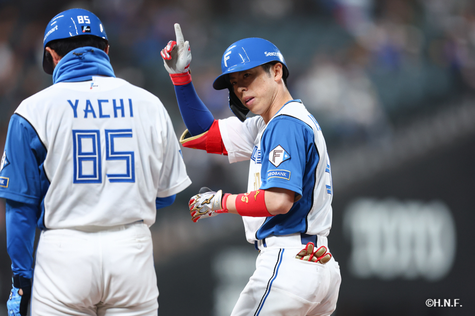 8回裏、レフトへヒットを放つ五十幡選手02