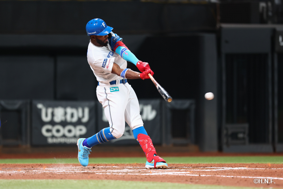 8回裏、代打で2点適時打を放つスカトロ選手01