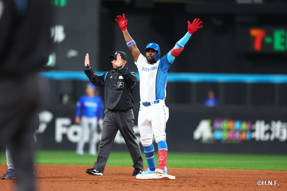 8回裏、代打で2点適時打を放つスカトロ選手02