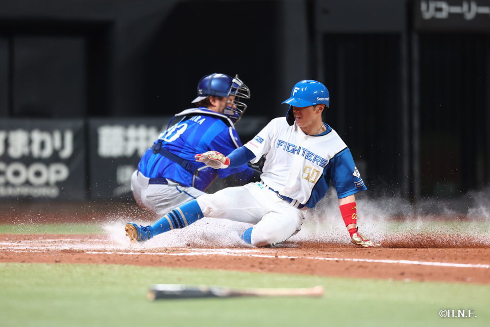 8回裏、生還する五十幡選手01