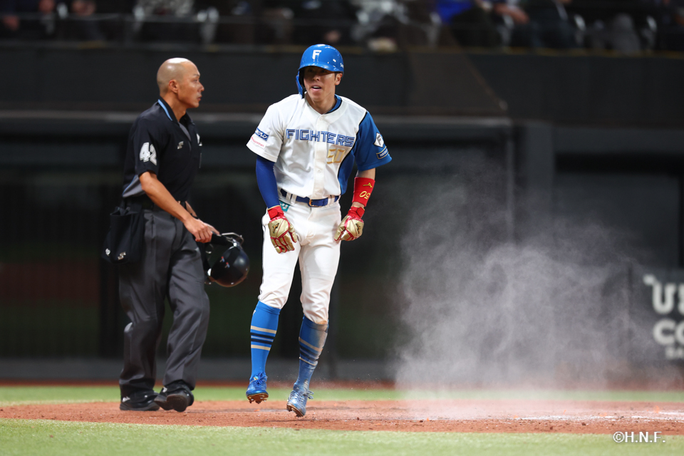 8回裏、生還する五十幡選手02