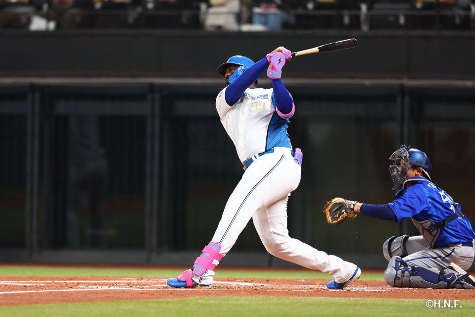 1回裏、左中間へ本塁打を放つレイエス選手01