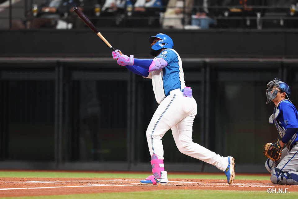 1回裏、左中間へ本塁打を放つレイエス選手02