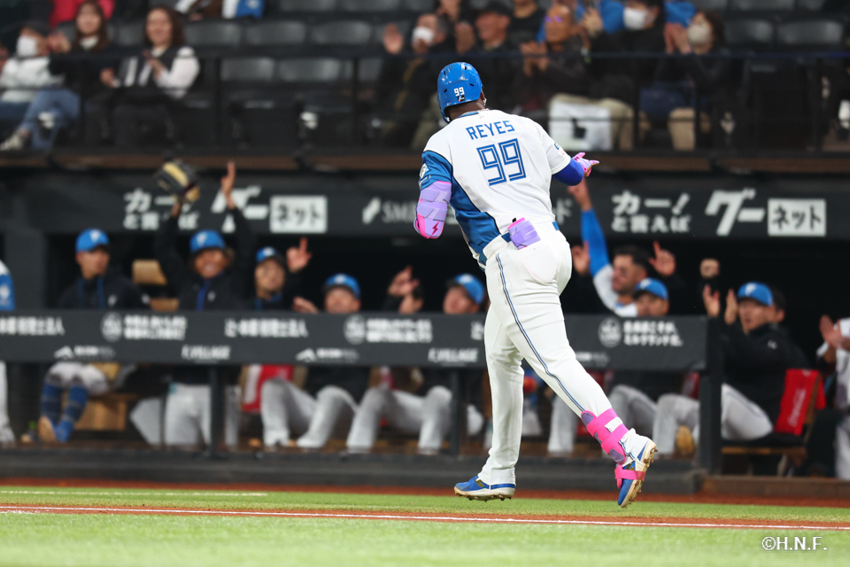 1回裏、左中間へ本塁打を放つレイエス選手03