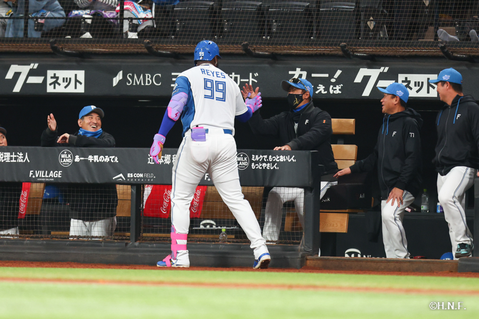 1回裏、左中間へ本塁打を放つレイエス選手04