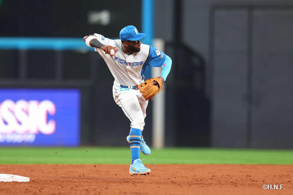 3回表、二ゴロを捌くカストロ選手