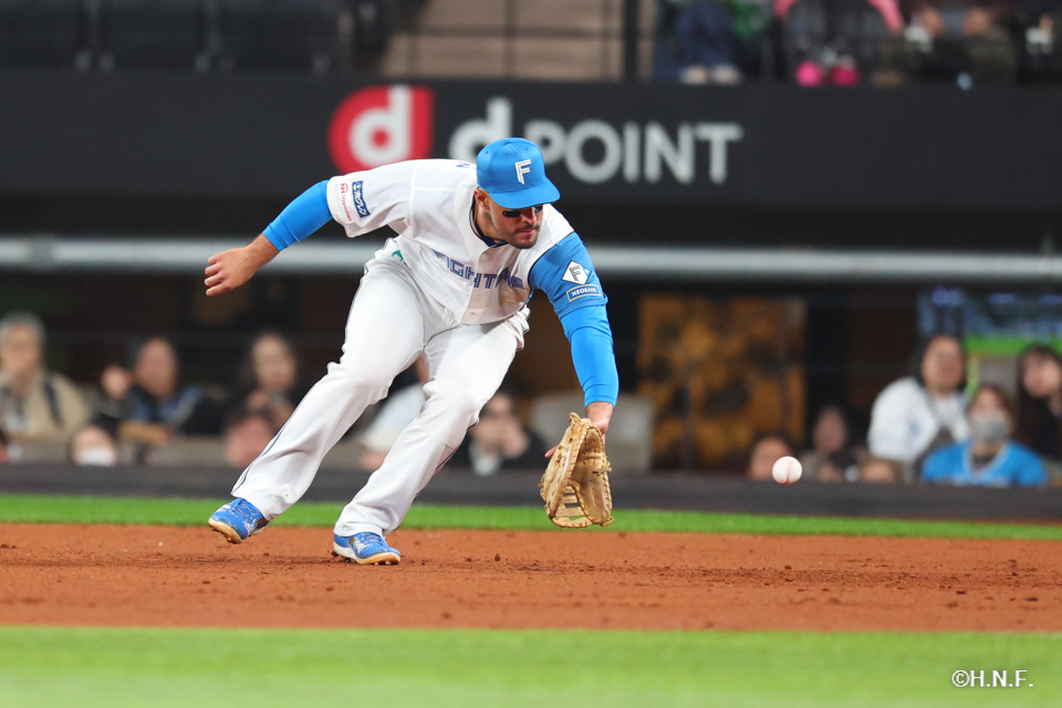 3回表、一ゴロを捌くマルティネス選手