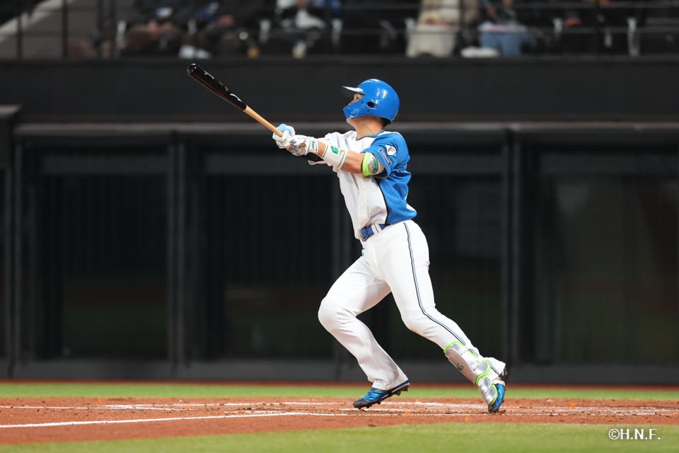 4回裏、ライトへ2ランを放つ郡司選手01