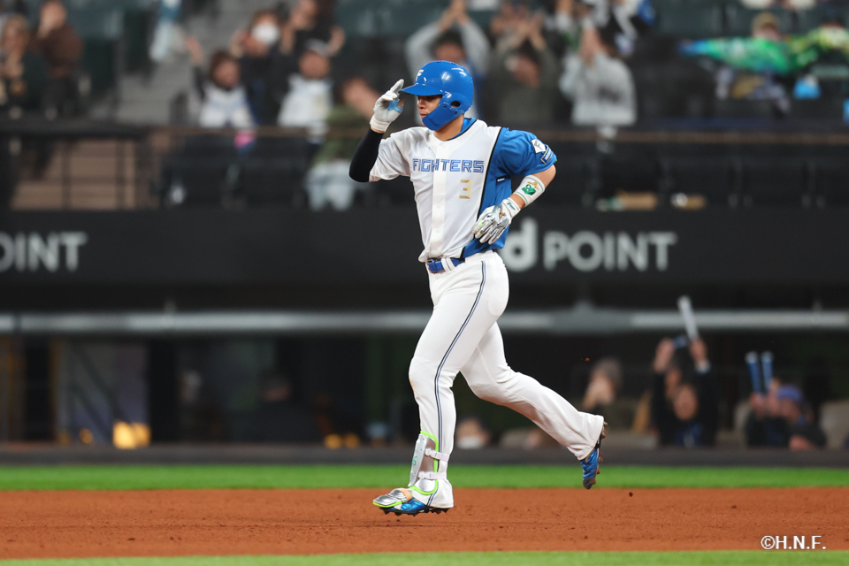 4回裏、ライトへ2ランを放つ郡司選手02