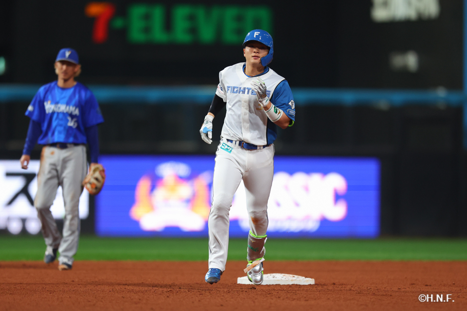 4回裏、ライトへ2ランを放つ郡司選手03