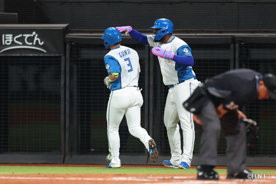 4回裏、ライトへ2ランを放つ郡司選手04