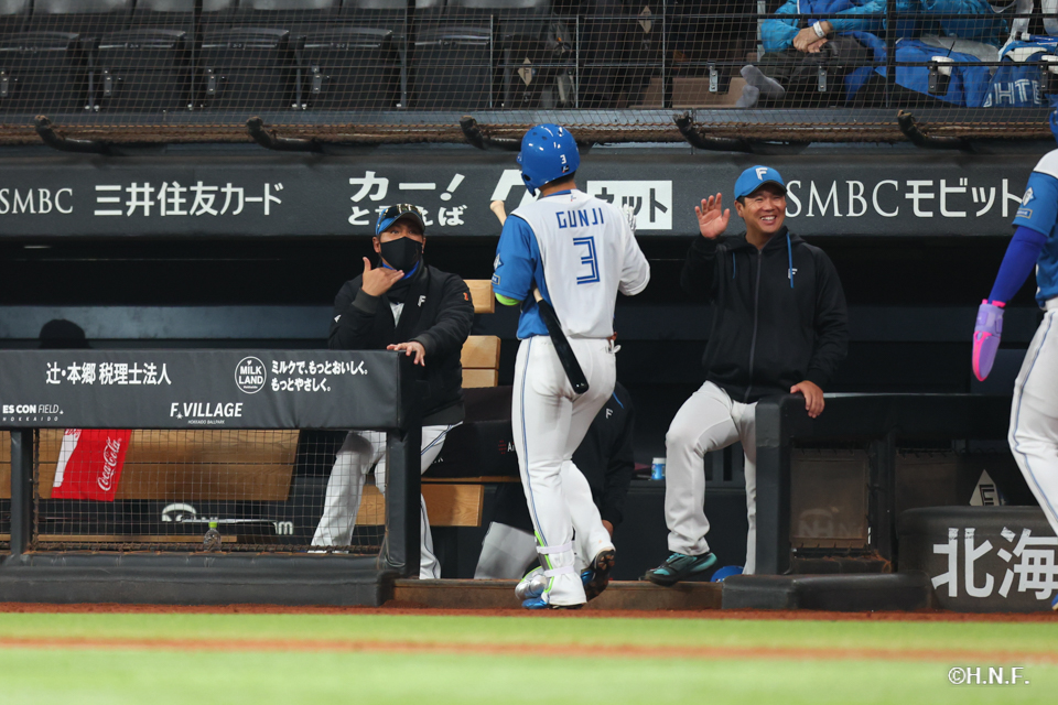 4回裏、ライトへ2ランを放つ郡司選手05