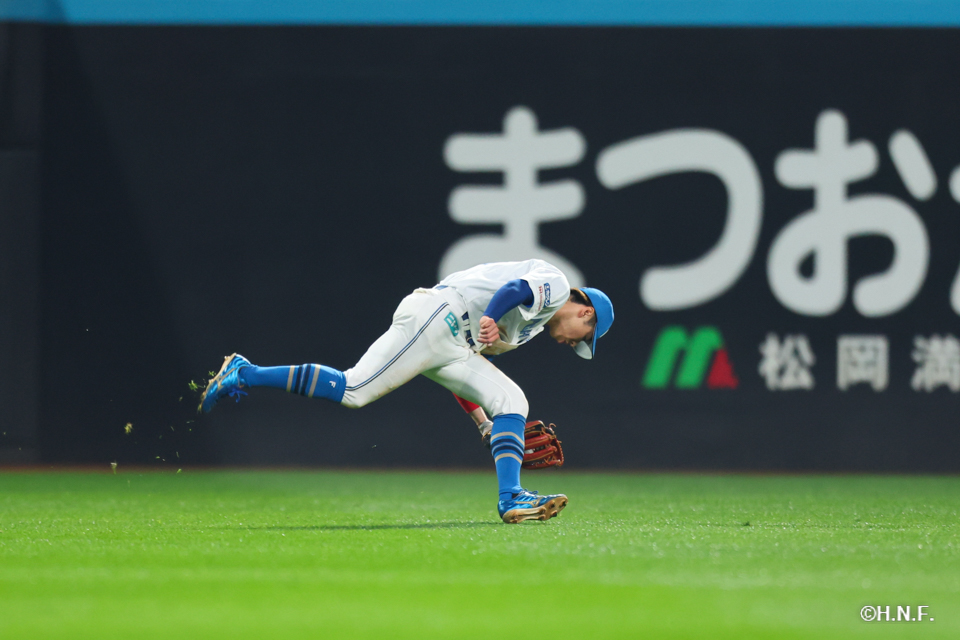 5回表、好守をみせる五十幡選手