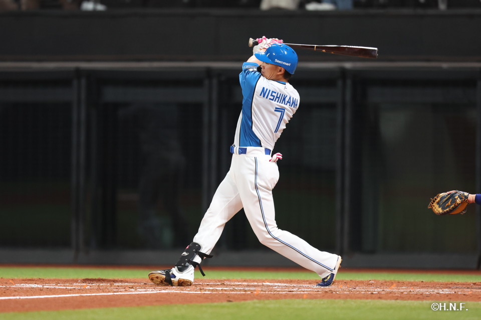 5回裏、ライトへ二塁打を放つ西川選手01