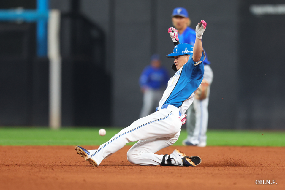 5回裏、ライトへ二塁打を放つ西川選手02