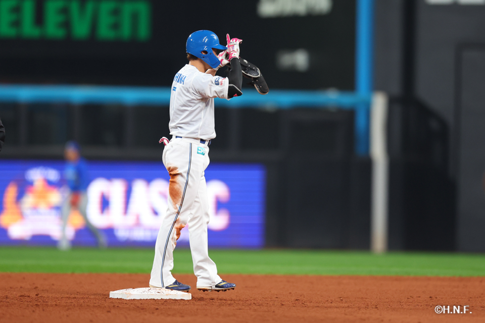 5回裏、ライトへ塁打を放つ西川選手03