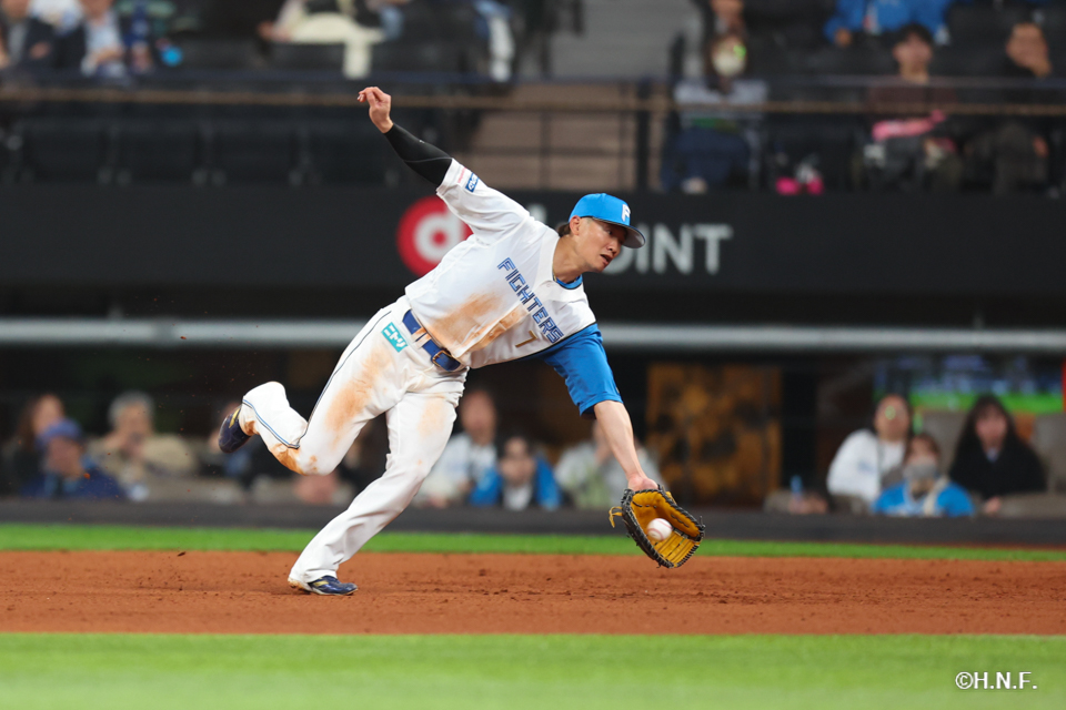 7回表、一ゴロを捌く西川選手