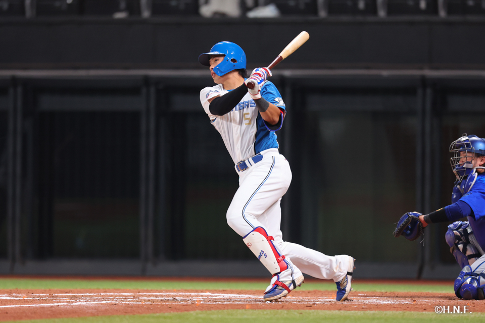 7回裏、レフトへヒットを放つ野村選手