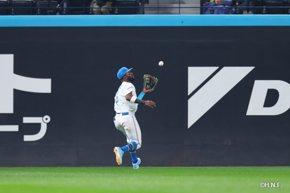 8回表、好守をみせるカストロ選手