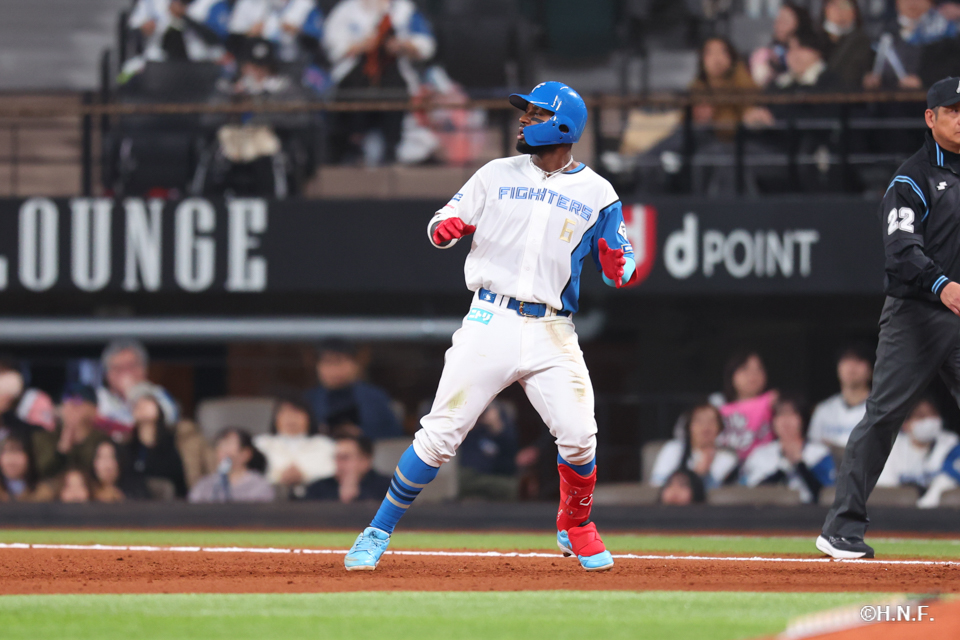 8回裏、ライトへヒットを放つカストロ選手