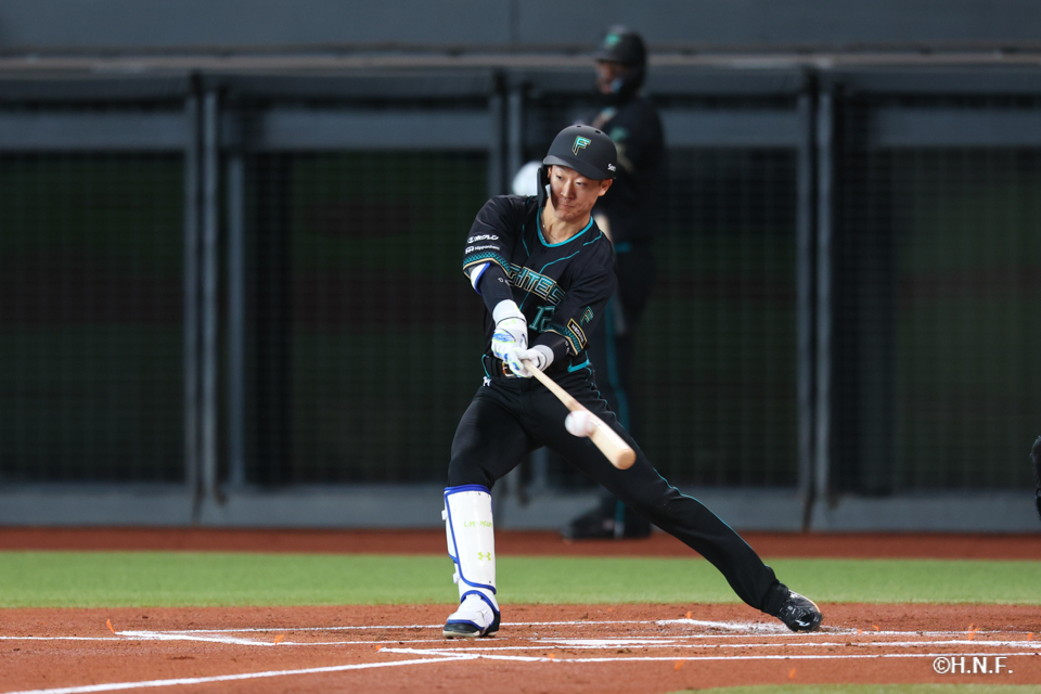 1回裏、センターへヒットを放つ矢澤選手01