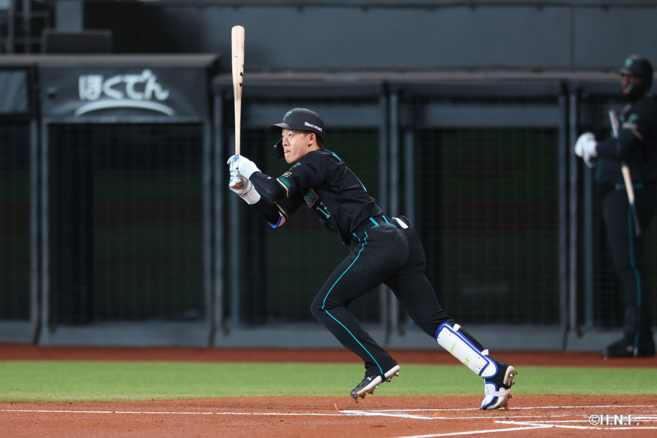 1回裏、センターへヒットを放つ矢澤選手02