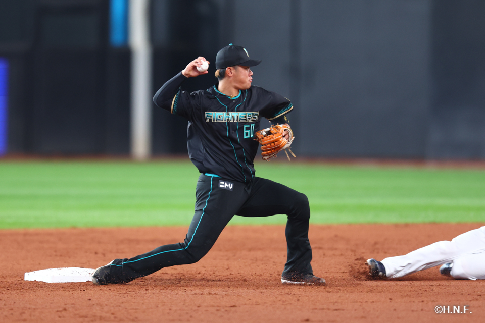 2回表、併殺を完成させる吉田選手