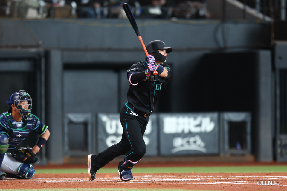 3回裏、センターへヒットを放つ田宮選手