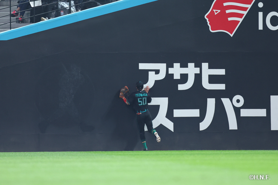 4回表、好守をみせる五十幡選手