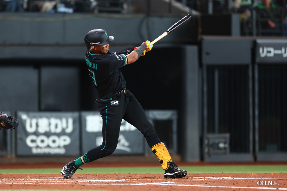 4回裏、レフトへヒットを放つ水谷選手01