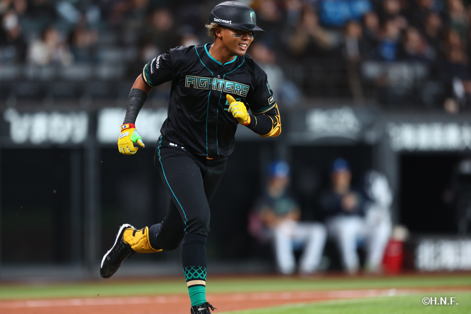 4回裏、レフトへヒットを放つ水谷選手02