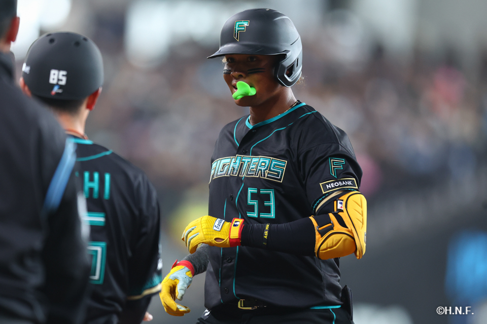 4回裏、レフトへヒットを放つ水谷選手03