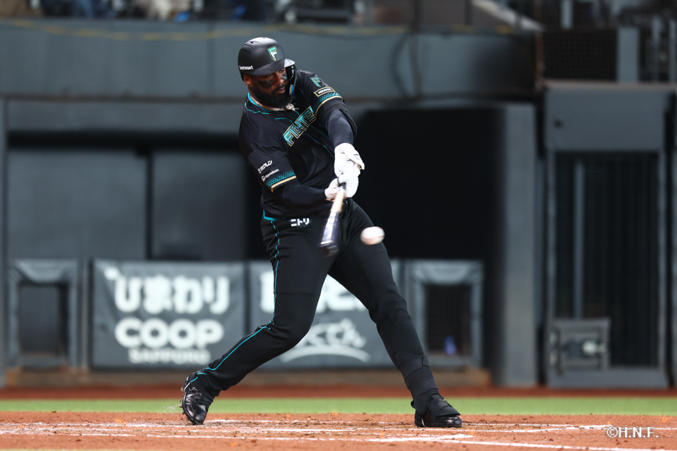 4回裏、レフトへヒットを放つレイエス選手01