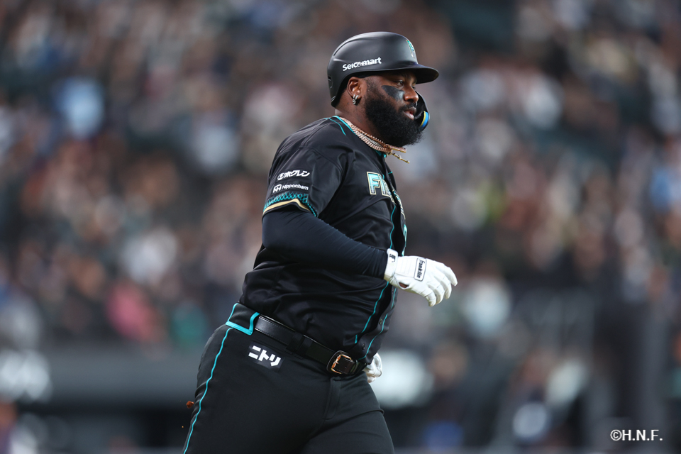 4回裏、レフトへヒットを放つレイエス選手02