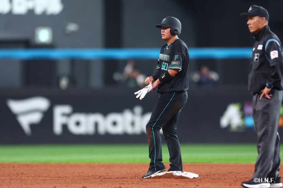 5回裏、ライトへ二塁打を放った吉田選手