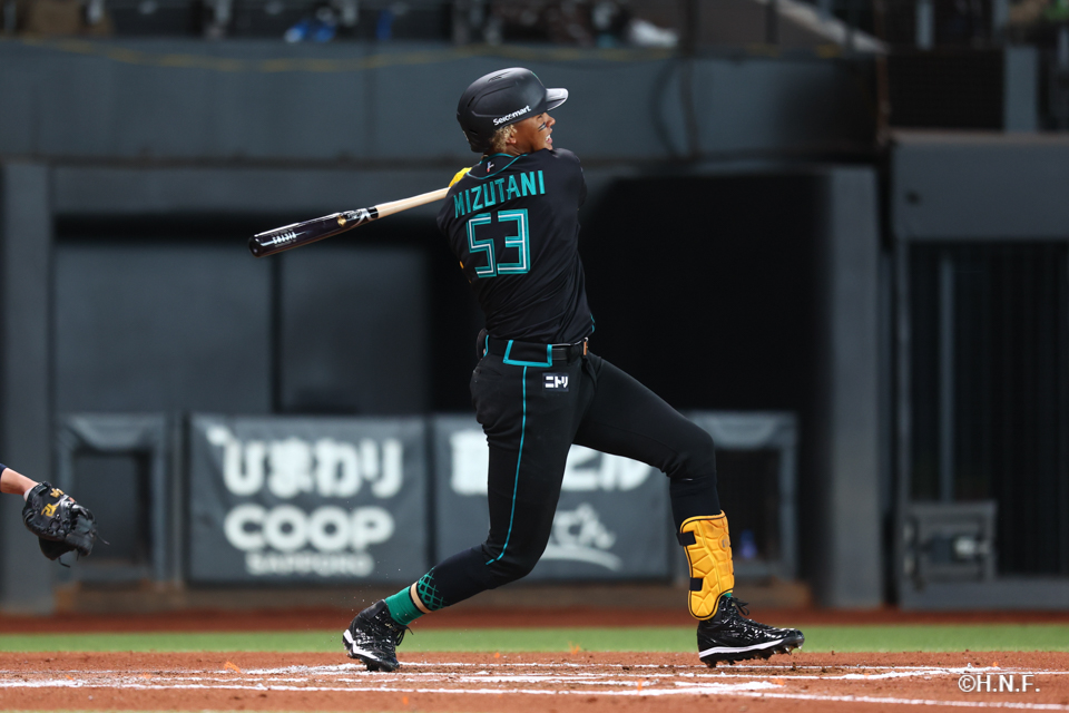 6回裏、レフトへヒットを放つ水谷選手01