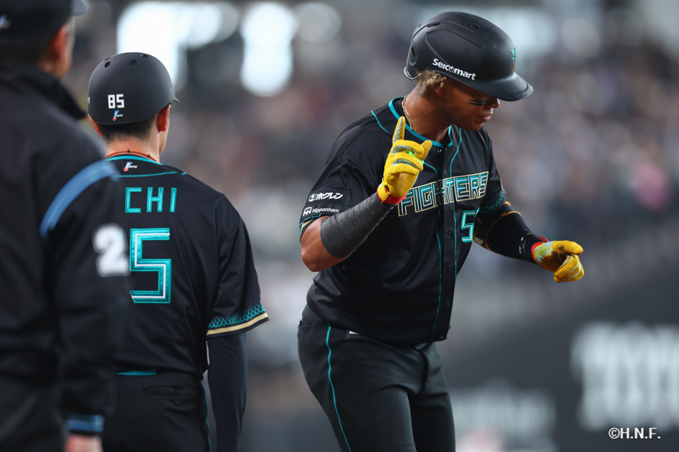 6回裏、レフトへヒットを放つ水谷選手02